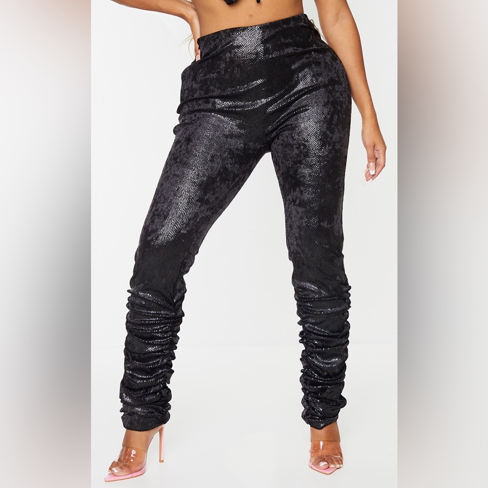 PrettyLittleThing | Women’s Size 6 | Textured Black Pants | Ruched Hem